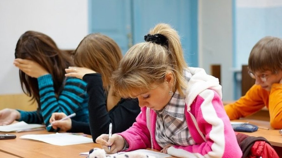 Вспомнить школу. Списывает в школе. Списывать в школе картинка. Школьник списывает. Ребенок списывает в школе.